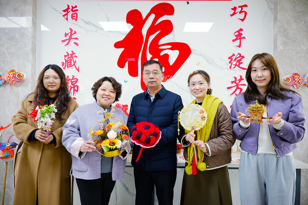 指尖藏锦绣，巧手绽芳华